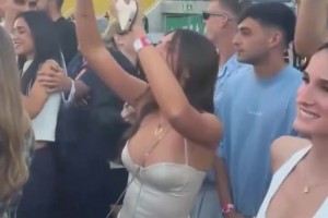 和女友看演唱会时的佩德里，网友：他是她的男朋友还是保镖？视频封面